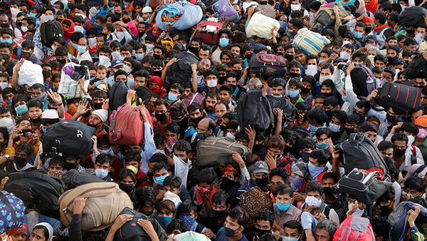 Hindistan’da binlerce kişinin terminalde bir arada beklemesi endişeye yol açtı